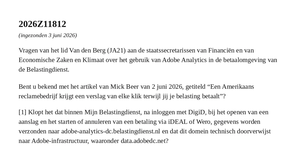 Fragment van de officiële schriftelijke Kamervragen 2026Z11812: het kamerstuknummer, de datum 3 juni 2026 en de eerste twee vragen. De eerste vraag noemt het artikel van Mick Beer bij titel; de tweede citeert de doorverwijzing van adobe-analytics-dc.belastingdienst.nl naar data.adobedc.net.