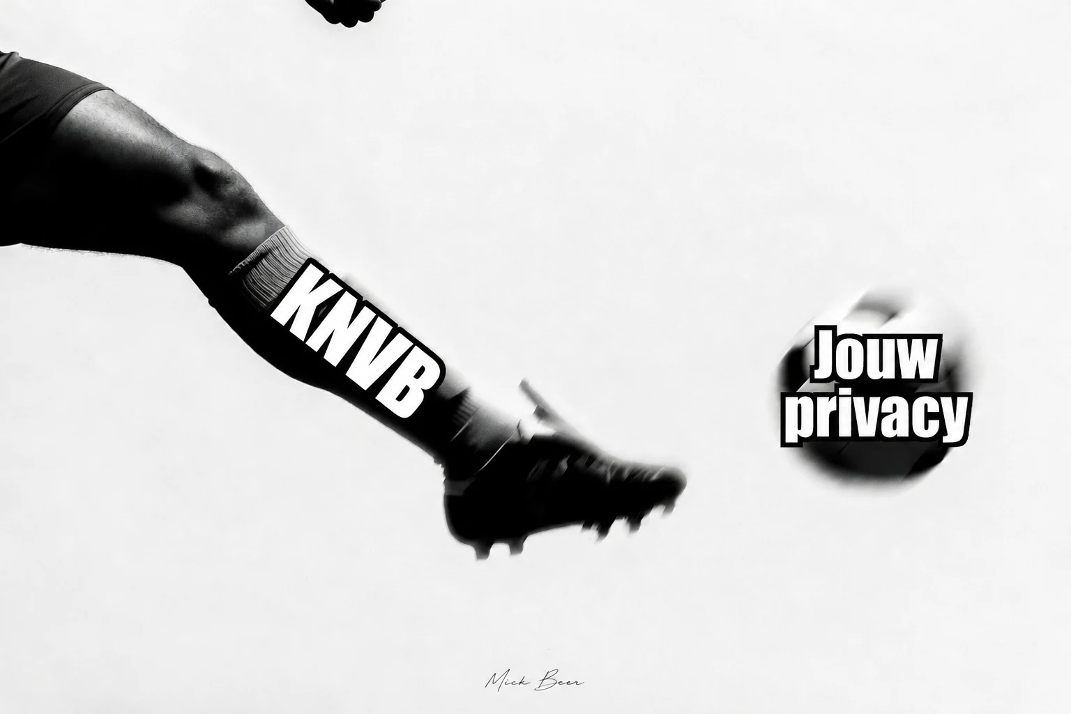 Zwart-witbeeld: een voetballer met het label KNVB schopt een bal weg met het label Jouw privacy. Beeld door Mick Beer.